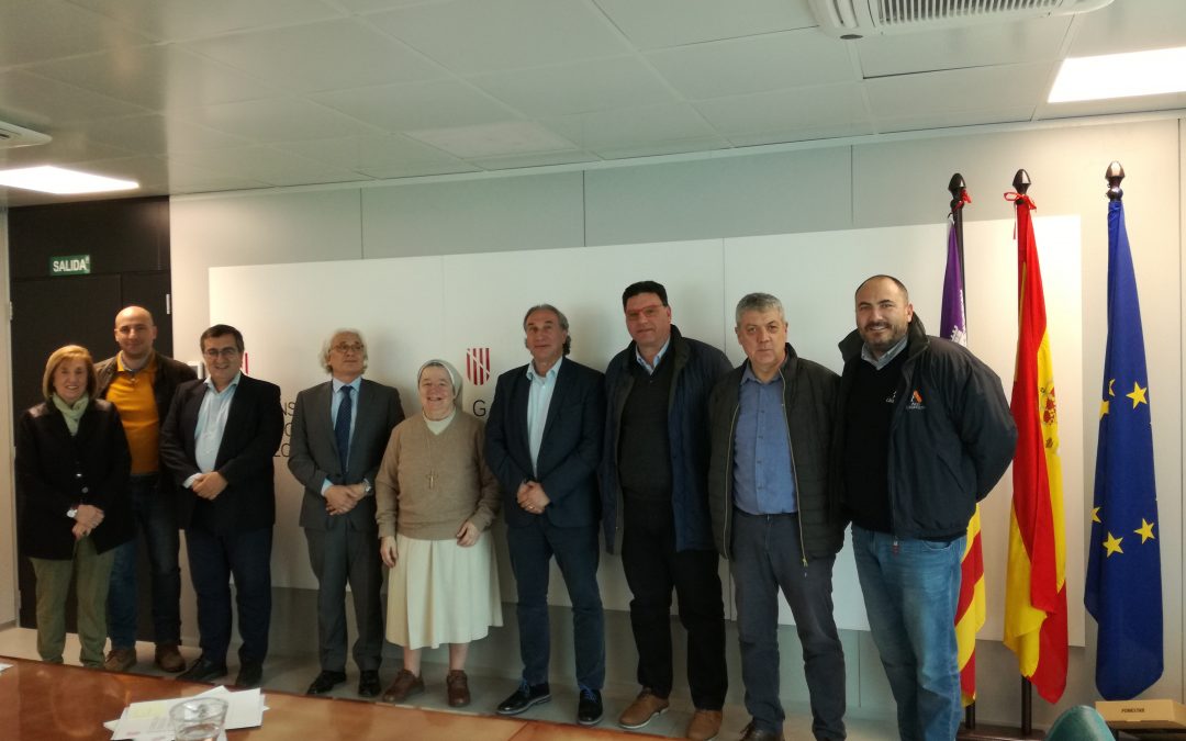 El conseller Martí March, acompanyat del director general de Planificació, Ordenació i Centres, Antoni Morante, s’ha reunit amb els representants de Schola Libera.(04.03.2020)